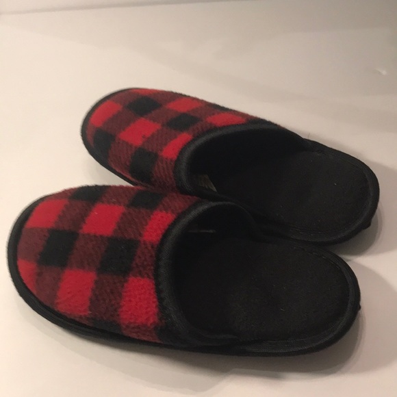 Boys size 11-12 slippers - Picture 1 of 2